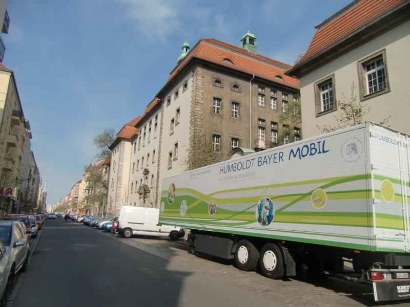 Das Bayermobil vor dem Heinrich-Hertz-Gymnasium