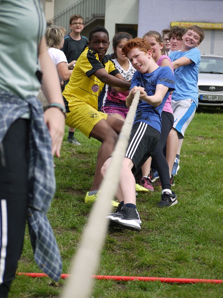 Tauziehen beim Sportfest des Heinrich-Hertz-Gymnasiums